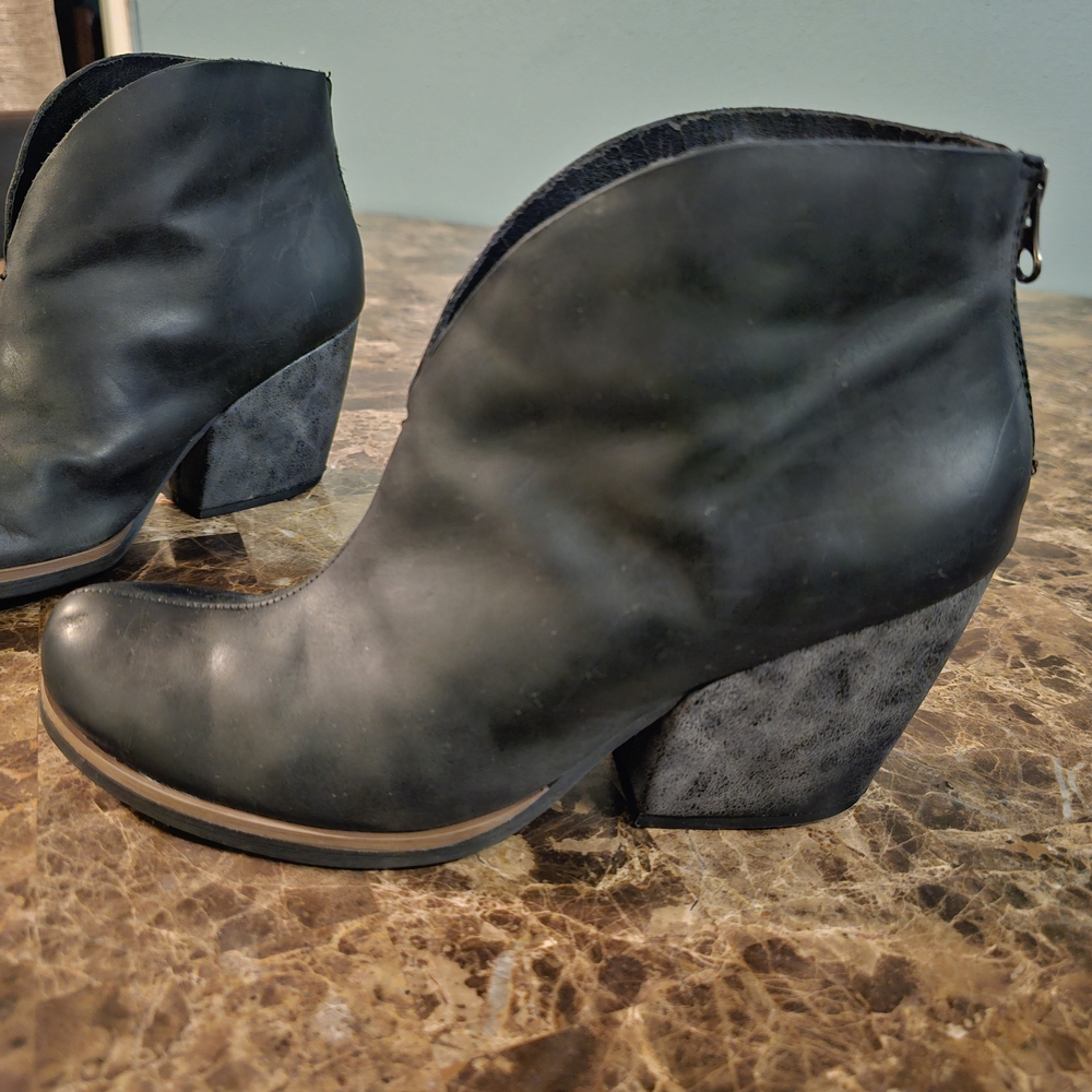 Korks Shamira Womens‎ Size 9 Black Boots Leather Ankle Booties Stylish Zip Up - Picture 7 of 11